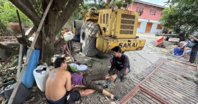 นนทบุรี สลด รถบดถนนไหลชนรั้วบ้าน ทับร่างป้า อสม. เจ้าของบ้านดับคาที่