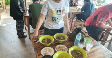 ปราจีนบุรี “อิ่ม+อร่อย” ฮือฮาช็อกนิคม 304! เตี๋ยวเรือโบราณชนชั้นยอด ‘ชามละ 1 บาท’ ตักลูกชิ้นปั้นสดบุฟเฟต์ไม่อั้น ขวัญใจหนุ่มสาวโรงงาน-“ฉันทนา” ยุครัดเข็มขัด