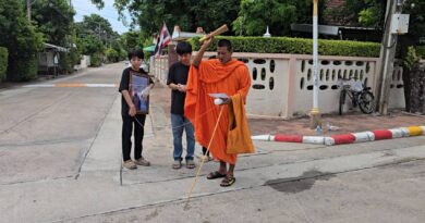 นนทบุรี ต่อข่าว ญาติอัญเชิญดวงวิญญาณเหยื่อ BMW 3 ศพในที่เกิดเหตุ ขณะคู่กรณียัดเงินแค่ 30,000 บาทให้จบคดี ด้านตำรวจทำท่าจะจ่อแจ้งข้อหาประมาทร่วม
