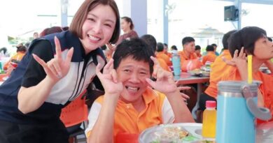 สท.น็อต”   พร้อม “น้องแป้ง” รวมพลังทำบุญ เลี้ยงอาหารและมอบของใช้จำเป็นแก่ผู้พิการ สถานคุ้มครองและพัฒนาคนพิการการุณยเวศม์ จังหวัดชลบุรี