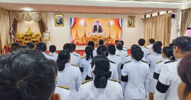 ปราจีนบุรี กึกก้องย่านนิคมอุตสาหกรรม! ‘รร.ศรีมหาโพธิ’ สำแดงพลังจงรักภักดี ถวายพระพรชัย ๗๔ พรรษา ‘ในหลวง ร.๑๐’ เดินสายถวายเทียน-ผ้าอาบน้ำฝน ๗ วัด ก่อนหยุดยาว!