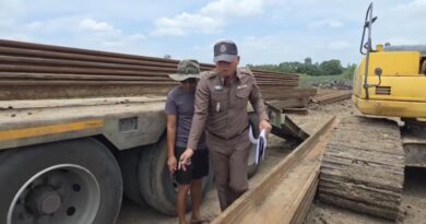 ปทุมธานี สลดแผ่นเหล็กพายชิปหล่นทับโชว์เฟอร์รถบรรทุกเทลเลอร์เสียชีวิต 