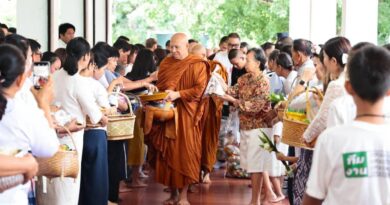 สกลนคร ทำบุญตักบาตร เนื่องในเทศกาลวันอาสาฬหบูชาและวันเข้าพรรษา ประจำปี 2569
