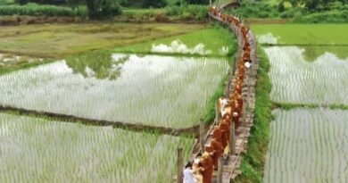 แม่ฮ่องสอน ชาวบ้านและนักท่องเที่ยวตักบาตรเข้าพรรษาบนสะพานซูตองเป้      