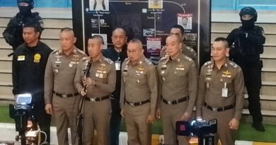 รอง สำราญ นำแถลงความคืบหน้าขยายผลเครือข่ายลำเลียงยาเสพติดข้ามชาติ…รวบ”rin rin”ร่วมขบวนการ”แอร์มีนา”