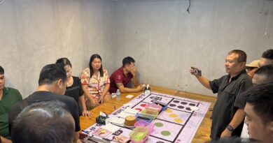 นนทบุรี ตร.นนท์ บุกจับนักพนันไฮโล 17 คน หลังใช้บ่อตกกุ้งบังหน้าแอบเล่นการพนัน อ้างเพิ่งเล่นเพียง 2 ชม. ก่อนถูกจับ