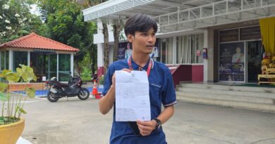 นนทบุรี คลิป  วัยรุ่นร้องถูกคู่อริถือมีดบุกพังบ้าน ปมแค่มองหน้า คว้ามีดแทงสวนเจ็บ 2 ผ่าน 3 สัปดาห์ยังย้อนมายืนเรียกหน้ารั้ว หวั่นบุกซ้ำ