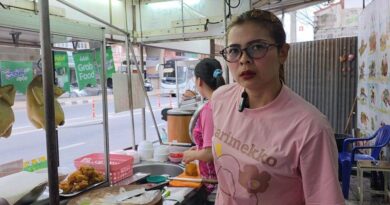 กล้องจับชัดโจรเสื้อแดงย่องเบาก่อนร้านเปิด ฉกหมูสามชั้น 2 โล หน้าร้านข้าวมันไก่ เจ้าของร้านเซ็งเปิดขาย 3 ปีเพิ่งเคยเจอ