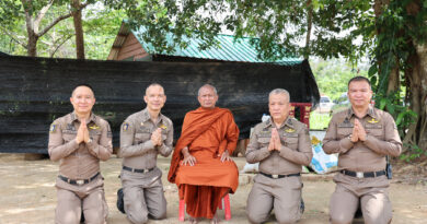 พล.ต.ต.สุคนธ์ ศรีอรุณ ผบก.ภ.จว.สุรินทร์, พ.ต.อ.ชัยณรงค์ บุญด้วง รอง ผบก.ภ.จว.สุรินทร์, พ.ต.อ.ยศวัจน์ งามสง่า รอง ผบก.ภ.จว.สุรินทร์, พ.ต.อ.วีระพันธ์