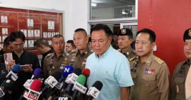 “บิ๊กหนู” ลงพื้นที่ชลบุรีคดีฆ่า 5 ศพ ลั่นหากศาลสั่งประหาร รัฐบาลพร้อมดำเนินการ ย้ำเร่งสร้างความเชื่อมั่นด้านความปลอดภัย พร้อมขอเบิกตัว “นายฟลุ๊ค” สอบเข้มขยายเพิ่มอีก 2 ศพ