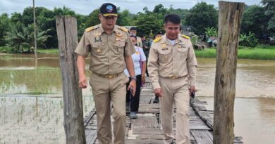 รองผู้ว่าฯแม่ฮ่องสอน ลงพื้นที่ติดตามสถานการณ์อุทกภัยน้ำป่าไหลหลาก พร้อมทั้งสั่งการกำชับให้ทุกอำเภอ องค์กรปกครองส่วนท้องถิ่น และผู้นำชุมชน ติดตามสถานการณ์ฝนและระดับน้ำอย่างใกล้ชิด รวมถึงเร่งประชาสัมพันธ์ข้อมูลข่าวสารให้ประชาชนรับทราบอย่างต่อเนื่อง