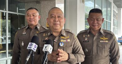 ผบช.ก. เผย 13 ผู้ต้องหาคดีทุจริตทยอยเข้าพบตำรวจแล้ว 5 ราย ด้าน “ธีรุตม์” อดีตอธิบดีกรมส่งเสริมการปกครองท้องถิ่น พร้อมผู้ต้องหาอีก 7 ราย ขอเลื่อนรับทราบข้อกล่าวหาไปเป็นสัปดาห์นี้และต้นสัปดาห์หน้า ชี้พยานหลักฐานมัดเจ้าพนักงานเอี่ยวชัด เตรียมสรุปสำนวนส่ง ป.ป.ช. พิจารณาไม่เกินวันพุธหน้า