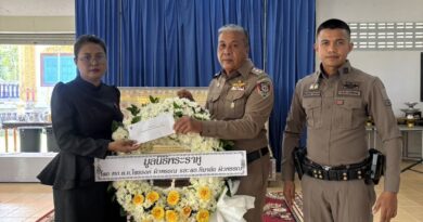 พล.ต.ท.ไตรรงค์ ผิวพรรณ   รอง จตช. / โฆษก ตร.  ดร.หิมาลัย ผิวพรรณ  ในนามมูลนิธิพระราหู     มอบหมายให้  พล.ต.ท.อาชาน จันทร์ศิริ   ผู้ทรงคุณวุฒิพิเศษ ตร.  พ.ต.อ.พัฒนชัย ปาละสุวรรณ ผกก.สภ.สะเดา จว.สงขลา  พ.ต.ท.อดินันท์ วงศ์หมัดทอง รอง ผกก.ป. สภ.หาดใหญ่ จว.สงขลา  เป็นตัวแทนเคารพศพ 
