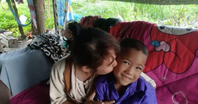 ปราจีนบุรี น้ำตาซึมก่อนวันแม่! ‘น้องแทนใจ’ ป.1 ยอดกตัญญู ออกเก็บขยะช่วยตาหาเงิน-บ้านหลังคารั่ว ซุกเพิงสังกะสีสุดเวทนา!
