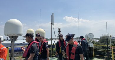 ตำรวจน้ำร่วมกับ กสทช. บุกเรือติดเน็ตดาวเทียม Starlink  และตัวขยายสัญญาณเถื่อน บนเรือประมง