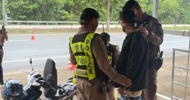 ตำรวจทางหลวงลำปาง รวบชายฉี่ม่วงวัย 42 ปี ขี่ จยย. ซุกยาบ้า ยาไอซ์ พบประวัติคดี ลักทรัพย์ ยาเสพติด เพิ่งออกจากคุกมายังไม่ถึงเดือน   