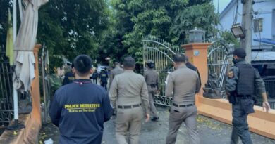 ตำรวจนำตัว ‘ฉลอง’ ค้นบ้านย่านวัดบางแพรก ชุด S.W.A.T คุมตัวเข้ม หาหลักฐานเหตุจูงใจก่อเหตุยิงนายกฯอบจ.นนทบุรี