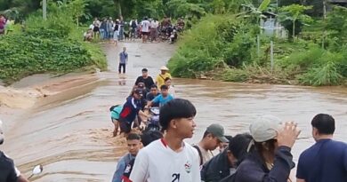แม่ฮ่องสอน น้ำในสอยมาแล้ว จนท.เตือนผ่านเข้าออกศูนย์อพยพช่วงน้ำแรงงดผ่าน          