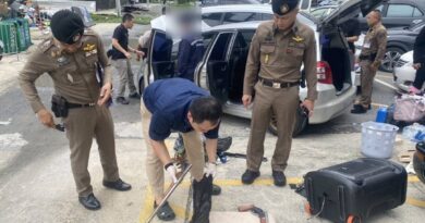 หัวหมากขยายผลค้นรถต้องสงสัย พบปืนลูกซองไทยประดิษฐ์ซุกซ่อนเพิ่ม 2 กระบอก พร้อมกระสุน