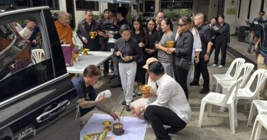 นนทบุรี ภรรยา-ครอบครัว “พ.ต.อ.ธงชัย” สุดเศร้า ทำพิธีเชิญดวงวิญญาณกลับบ้าน นำ Volvo คันเกิดเหตุมาประกอบพิธี