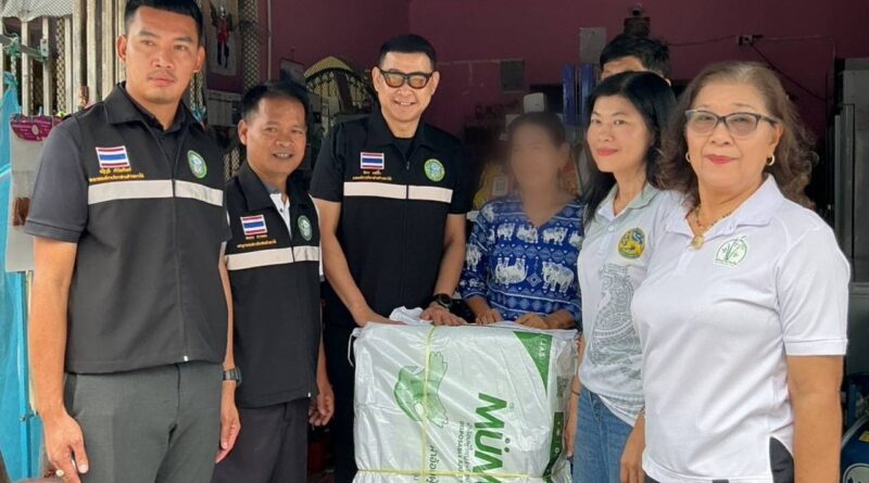 นายก น้ำพุ”   ลุยถึงบ้านมอบผ้าอ้อมผู้ใหญ่ดูแลผู้สูงอายุ–ผู้มีภาวะพึ่งพิง เสริมคุณภาพชีวิตคนมาบไผ่