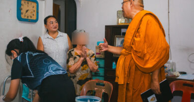 วันแม่ที่ลูกไม่มา หลวงพี่น้ำฝน ประสานการช่วยเหลือคุณตานอนติดเตียง อดีตเจ้าของร้านอาหารดังนครปฐม วันนี้อยู่ลำพังเพียงสองคน ไร้เงาลูกวันแม่ 