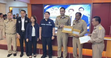 ปทุมธานี 2 รมช.บุกปทุมธานีเพื่อรับฟังปัญหาความเดือดร้อนของประชาชนขณะที่ สจ.ปทุมธานี ตั้งกระทู้สดถามปัญหาผลกระทบการว่างท่อประปา