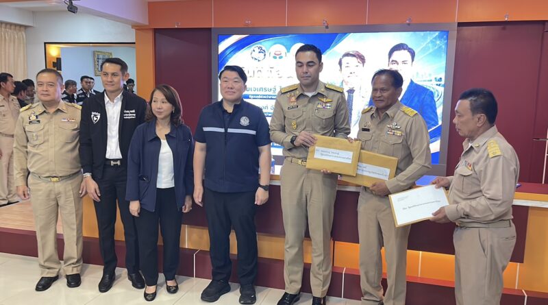 ปทุมธานี 2 รมช.บุกปทุมธานีเพื่อรับฟังปัญหาความเดือดร้อนของประชาชนขณะที่ สจ.ปทุมธานี ตั้งกระทู้สดถามปัญหาผลกระทบการว่างท่อประปา