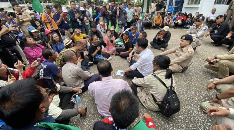 ปราจีนบุรี-เข้มแข็งปักหลักชุมนุมต่อไม่เลิกจนกว่าจะมีหนังสือยืนยันจาก “นายอนุทิน”