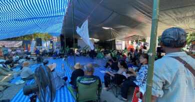 ปราจีนบุรี-ชาวปราจีนฯปักหลักชุมนุมหน้าศาลากลางฯเป็นที่ 3 ต่อเป็นวันที่ 3 รอคำตอบจาก “นายอนุทินนายกรัฐรัฐมนตรี”เท่านั้น ยกเลิกไม่เอาปราจีนบุรีสู่การเป็น EEC ขณะ รมว.สุชาติโพสต์ย้ำอีกรอบไม่เอา EEC