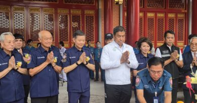 มูลนิธิป่อเต็กตึ๊ง ระดมกำลังกู้ชีพกู้ภัย 60 นาย ปักหลักช่วยเหลือผู้ประสบภัยน้ำท่วมจังหวัดน่าน พร้อมแจกจ่ายอาหารและถุงยังชีพต่อเนื่อง ขณะที่ กทม. ประเมินมวลน้ำเหนืออาจไหลลงพื้นที่กรุงเทพฯ แต่ยังไม่น่ากระทบรุนแรง พร้อมเร่งปรับปรุงจุดเสี่ยงน้ำท่วม 737 จุด รับมือฤดูฝน 