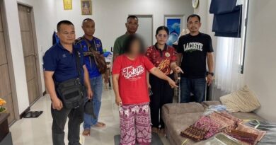 ตำรวจสกัดรถโดยสารรวบสาวใหญ่วัย 53 ปี   ลักผ้าไหมในบ้านจ.สุรินทร์ มีหมายจับซ้ำซาก และประวัติลักทรัพย์ยาวเหยียดตั้งแต่ปี 53