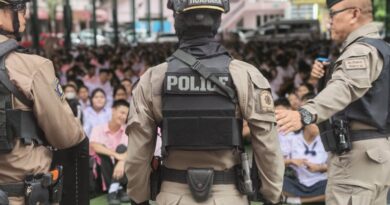 ตำรวจหัวหมากจัดอบรม “หนี-ซ่อน-สู้” รับมือเหตุกราดยิง เสริมทักษะเอาตัวรอดให้บุคลากรโรงเรียนเทพลีลา