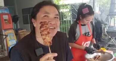 สกลนคร หมูปิ้งไม้ใหญ่ 10 บาทข้าวเหนียว 5 บาทอาหารเช้าขายดีช่วงเวลาเร่งด่วน