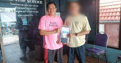 ฮือฮา! พลเมืองดีหนุ่มเต็นท์รถ พร้อมภรรยา เก็บเงินสดกว่า 5 หมื่น พร้อมเช็ค 2 ใบ รวมมูลค่ากว่า 3 ล้านบาท ตกเกลื่อนถนนโรจนะ ก่อนนำส่งตำรวจตามหาเจ้าของ เผย “เงินไม่ใช่ของเรา ต้องคืนเจ้าของ”