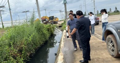 รอง ผวจ.ปราจีนฯ ลุยเองวันหยุด! สั่งเค้นเขตอุตสาหกรรม 304 แก้ปัญหาน้ำเสียส่งกลิ่นเหม็นทะลักลำราง ชี้เดือดร้อนชาวบ้านรอไม่ได้