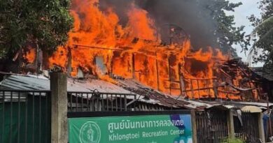 “ตร.ท่าเรือ” เร่งสอบปากคำสองผัวเมียเก็บของเก่าเมายามีปากเสียงกัน ก่อนจุดไฟเผาบ้านชุมชนคลองเตย วอด 5 หลัง หวิดไหม้ศูนย์สันทนาการคลองเตย