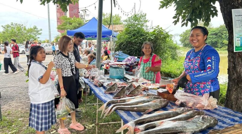 อำนาจเจริญ“ตลาดฮิมอ่างคึกคัก” เดินหน้าขับเคลื่อนเศรษฐกิจฐานราก สร้างรายได้ สู่ชุมชนอย่างต่อเนื่อง