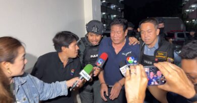 ตร.คุมตัว “ฉลอง” กลับถึงโรงพักหลังตำรวจนำค้นบ้าน พบกระสุน 30 นัด เจ้าตัวเงียบไม่ตอบสื่อ