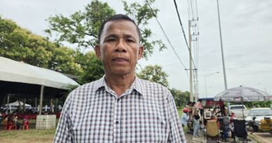 ปราจีนบุรี-กลุ่มชุมนุมสนับสนุนน EEC ปราจีนบุรีกว่า 400 คน ชุมนุมหน้าศาลากลางจังหวัดต่อเนื่องเป็นวันที่ 2 เตรียมยื่นเรื่องผ่านผู้ว่าฯถึงนายกรัฐมนตรีในวันพรุ่งนี้ 26 ส.ค.