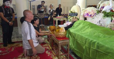 นนทบุรี คนบันเทิงร่วมอาลัย รดน้ำศพ โอเลี้ยง เชิญยิ้ม ตลกครบรสรุ่นใหญ่ เสียชีวิตในวัย 66 ปี