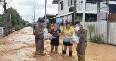 ตำรวจภูธรภาค 5 บูรณาการกำลังลุยน้ำท่วมน่าน ตั้งโรงครัวพระราชทาน–ส่งอาหารและถุงยังชีพถึงประชาชน ตามนโยบาย ผบ.ตร.