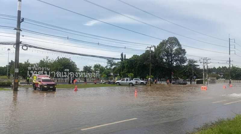 ปราจีนบุรี- (คืบหน้า) ฝนกระจายทั่วปราจีนฯ 500 มม. น้ำป่าทะลัก 3 อำเภอ! สั่งเร่งกู้สาย 304 คลี่คลาย-เอ่อท่วมตลาดเก่า 100 ปี