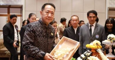 ชลบุรีรวมพลังประดิษฐ์ดอกไม้จันทน์ เตรียมความพร้อมงานพระราชพิธีถวายพระเพลิงพระบรมศพฯ พร้อมส่งเสริมอาชีพชุมชน