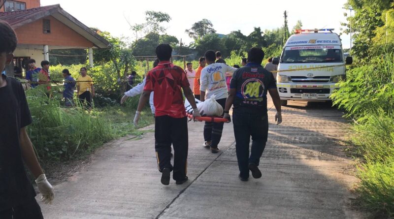 ชัยภูมิ ลุงวัย 63 ปี เมาผูกเปลนอนพลัดตกเปล กลิ้งลงมาหน้าจมน้ำริมถนนดับอนาถ