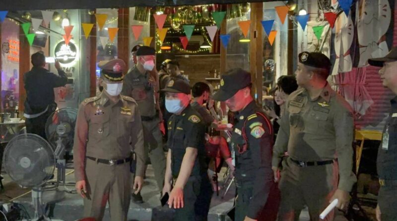 รรท.ผกก.สน.ห้วยขวาง’ เดินหน้าปูพรมสุ่มตรวจสถานบริการ-ผับ-บาร์ 5 ร้าน พบพนักงานร้านฉี่ม่วง 1 ราย ป้องปราม “นอมินี-สิ่งผิดกฎหมาย”