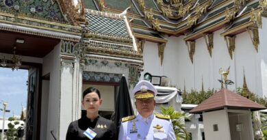 พล.ต.ต.สุคนธ์ ศรีอรุณ ผบก.ภ.จว.สุรินทร์ พร้อมด้วย คุณอมรรัตน์ ผลประเสริฐ ประธานแม่บ้านตำรวจภูธรจังหวัดสุรินทร์ และ หัวหน้าส่วนราชการในจังหวัดสุรินทร์ เข้าร่วมพิธีบำเพ็ญพระราชกุศลสวดพระอภิธรรมพระบรมศพ สมเด็จพระนางเจ้าสิริกิติ์ พระบรมราชินีนาถ พระบรมราชชนนีพันปีหลวง