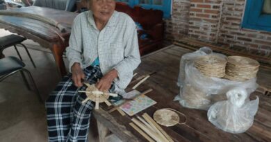 สกลนคร สู้ชีวิต! คุณยายวัย 88 ปี สาน “กะเตี่ยว” นึ่งข้าวขาย สืบสานงานฝีมือกว่า 20 ปี ขายเพียงอันละ 5 บาท