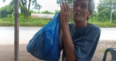 ปราจีนบุรี น้ำตานองสาย 304! ตาวัย 70 ชอกช้ำถูกญาติต่อว่า หอบกระเป๋าเน่า-เงิน 200 ซมซานเดินเท้ากลับชัยภูมิ สุดเวทนา! คลิปบาดขั้วหัวใจ ชายชราก้มเก็บ ‘เหรียญบาท’ ตกขอบทาง หวังสะสมเป็นค่ารถกลับบ้าน สื่อมวลชนสวมหัวใจพระ โบกรถทัวร์ควักเงินซื้อตั๋วส่งถึงอ้อมกอดญาติ