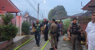 นนทบุรี คลิปกล้องติดหน้าอก ระทึก เพลิงไหม้บ้านเก็บของเก่า ซอย 7 ลุกลามรวดเร็ว พลเมืองดีลุยช่วยเด็ก-ผู้สูงอายุรอด